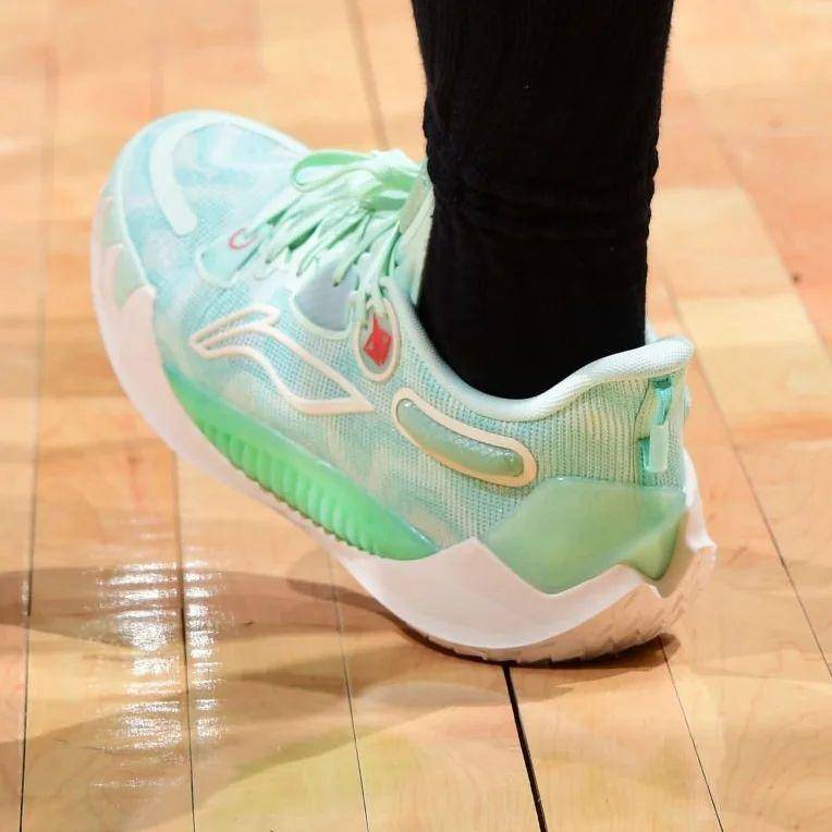 nba球员上脚:胡明轩穿哈登7代,中国球鞋真的帅_nike_比赛_lebron