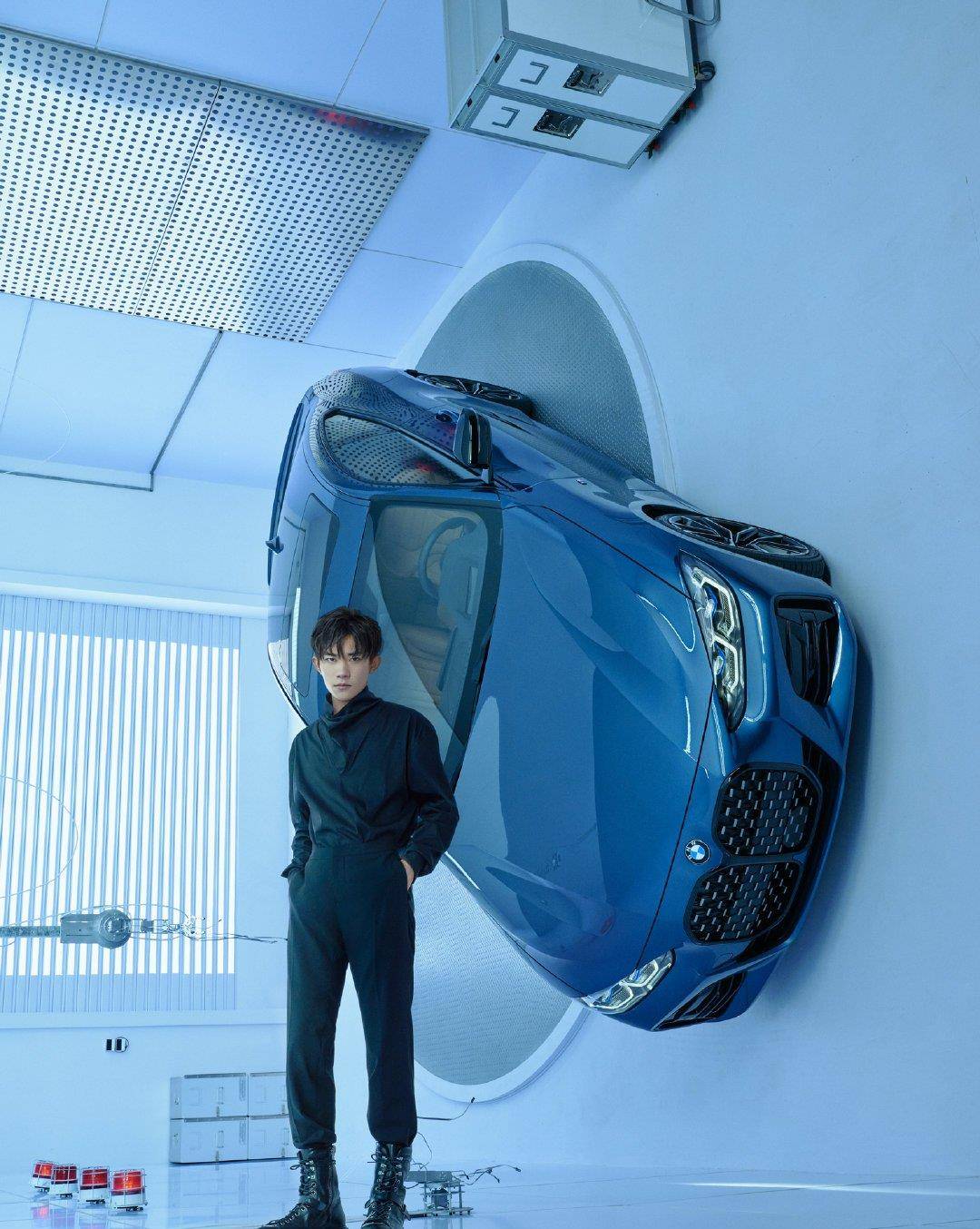 易烊千玺深夜开"豪车"兜风,反差萌让粉丝调侃道:易三岁来了!