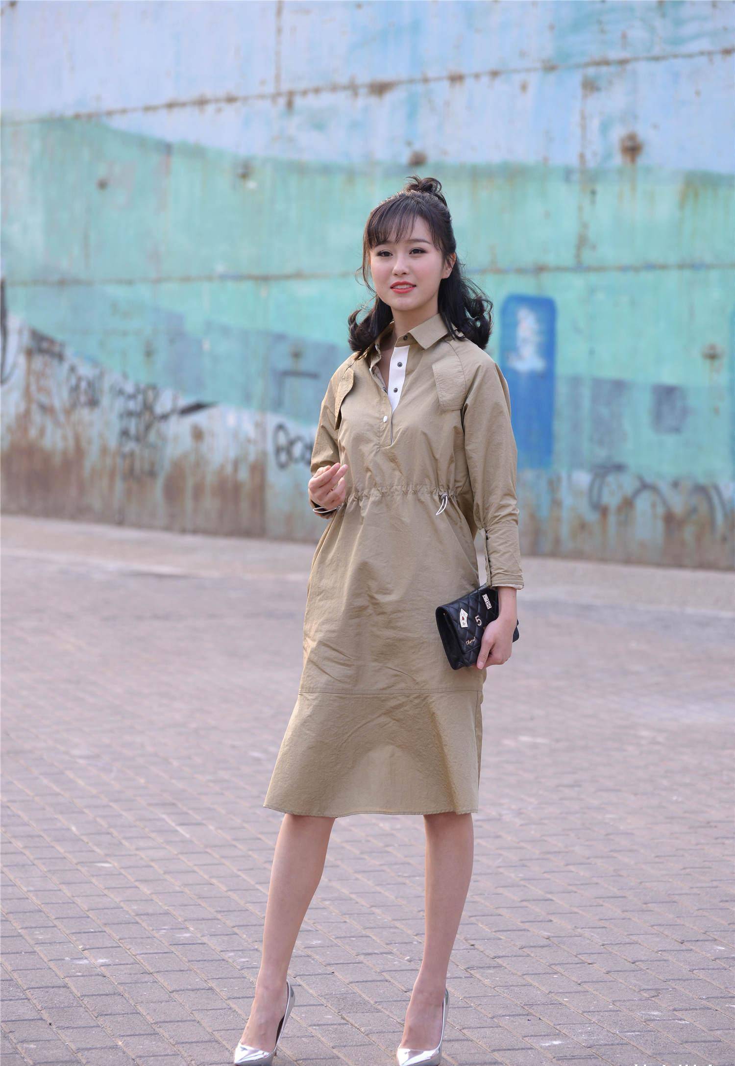 卡其色的长款连衣裙,搭配银色细高跟单鞋,显身材有气质_衣服_时尚