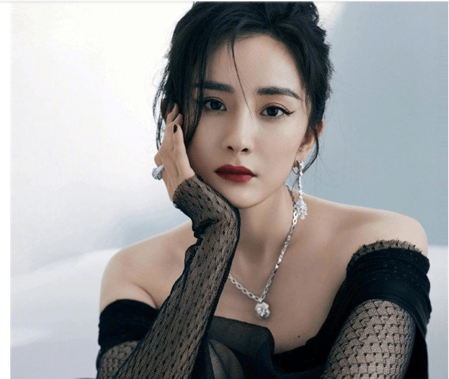 杨幂晒35岁自拍照,过生日还要在酒店房间,粉丝表示心疼!