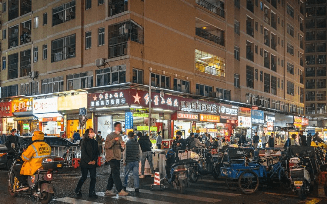 它就是最好吃的街它在南山,在西丽但集齐了几乎全国各地的美食这条街