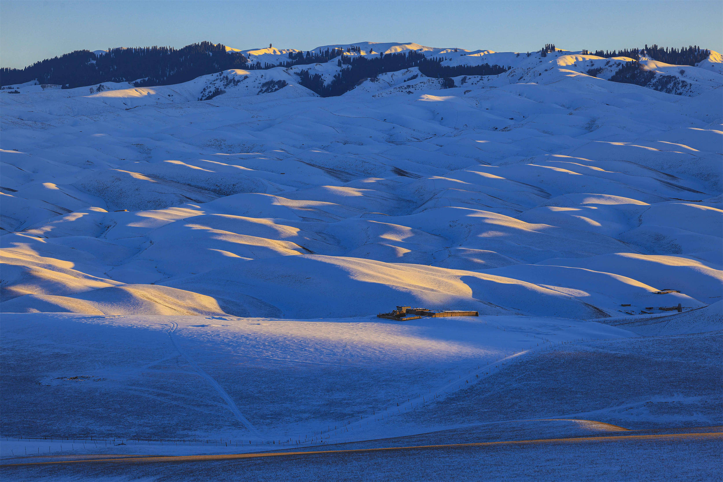 新疆新源:雪覆加乌尔山 连绵山丘银波起_张文庭_积雪_山谷