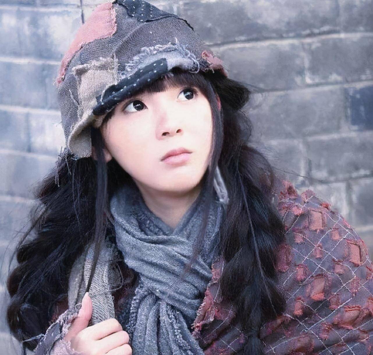 在她眼中人类就是凡夫俗子,就像蝼蚁一样,连张显宗也不例外,她没有