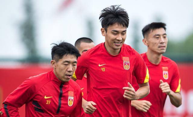 吴兴涵大笑释放压力,上半场被骂废柴,下半场进球_比赛_边路_菲律宾