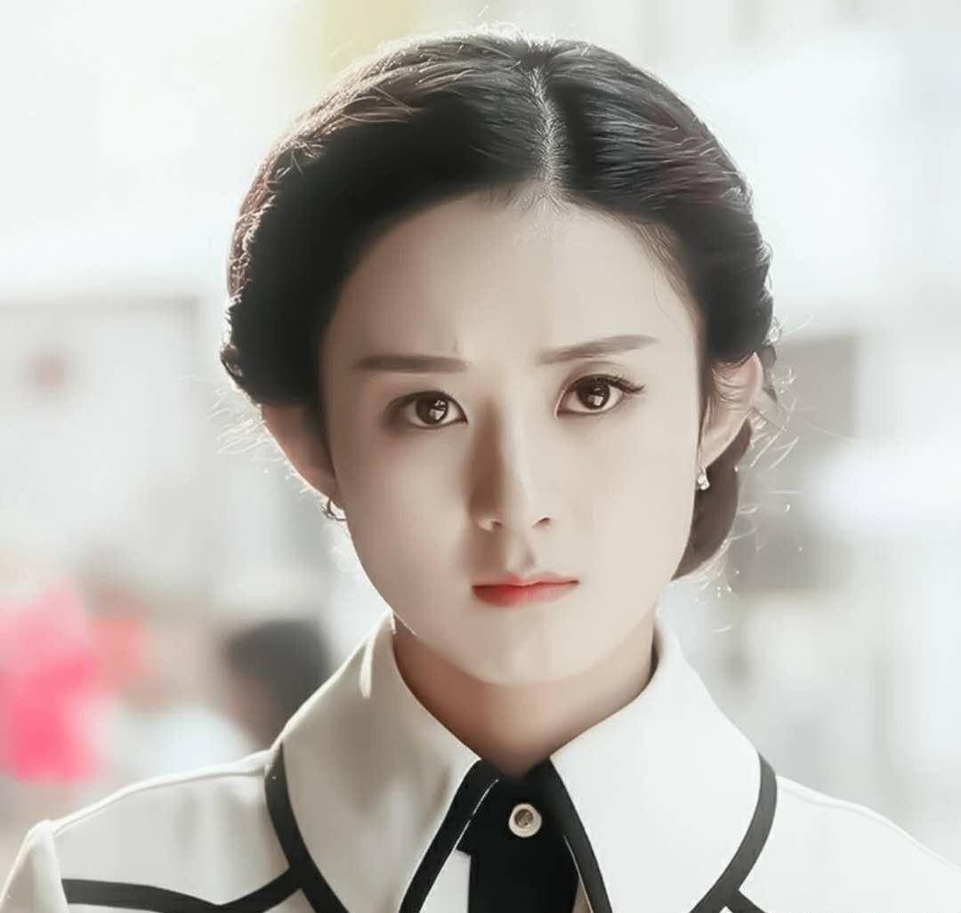 收视女王赵丽颖被上万条评论怼上热搜:因一个动作被嘲没教养_李浩菲