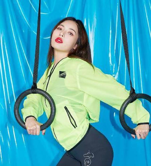 泫雅罕见穿健身衣,抬手露出"腹肌"后的她,让男粉都舍不得眨眼_身材