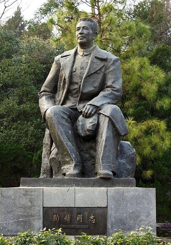 陶铸:广东第一任省委书记,带领广东进行改革,曾因吃木薯叶中毒_成为了