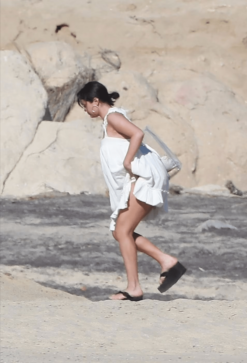 赛琳娜在沙滩上享受着大海和阳光,张开双臂感受着这份美好,赛琳娜现在