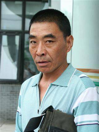 王双宝:去菜市场买菜被摊主赶走,刚坐上出租车就被司机撵下去_董雷