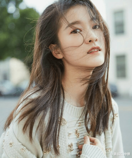 张雪迎被粉丝围堵要签名,无意被"男助理"抢镜,女粉:我恋爱了_图片