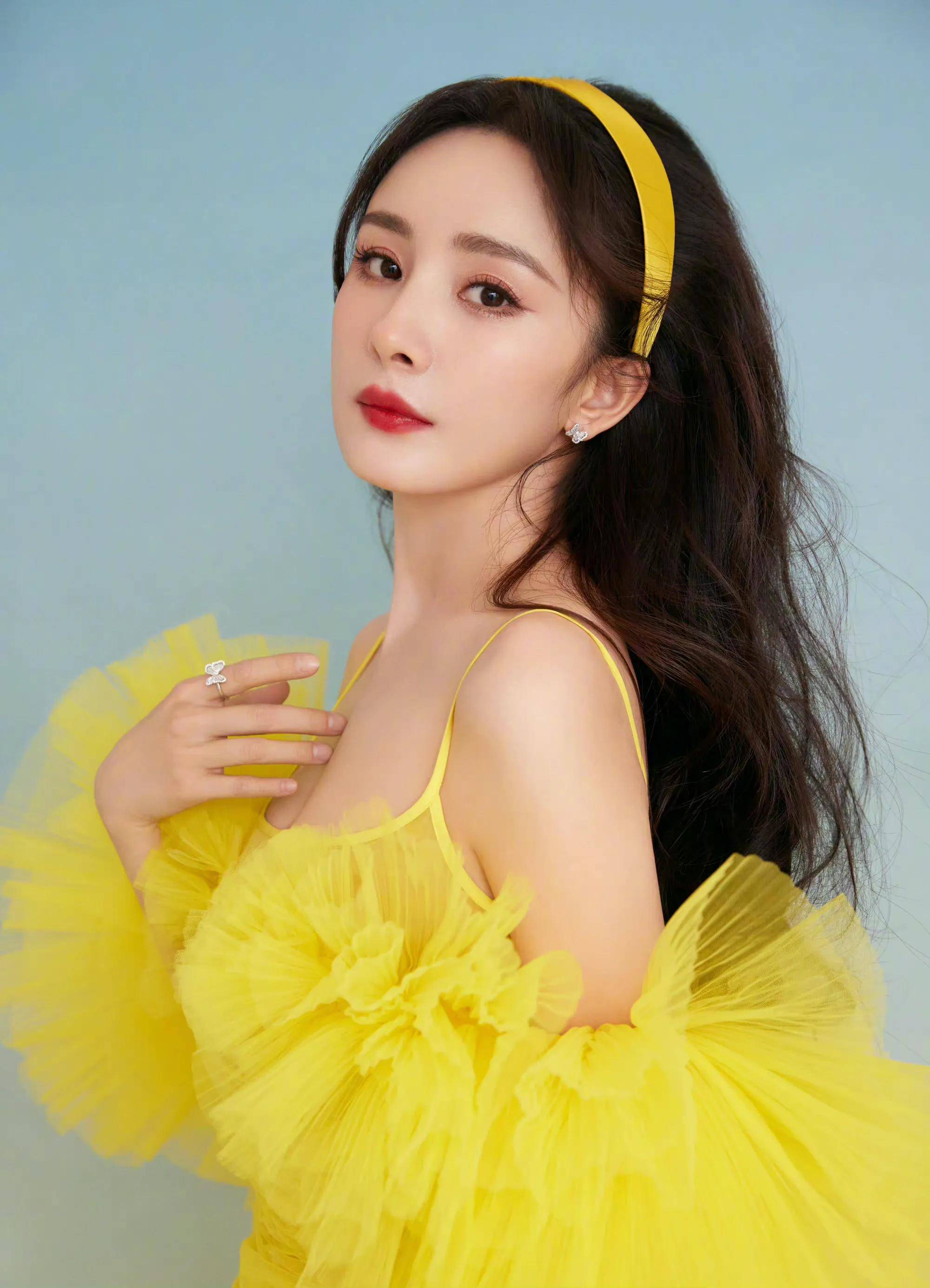 杨幂生日写真照,一袭黄裙 优雅明媚,出道20周年还似少女那般俏皮_角色