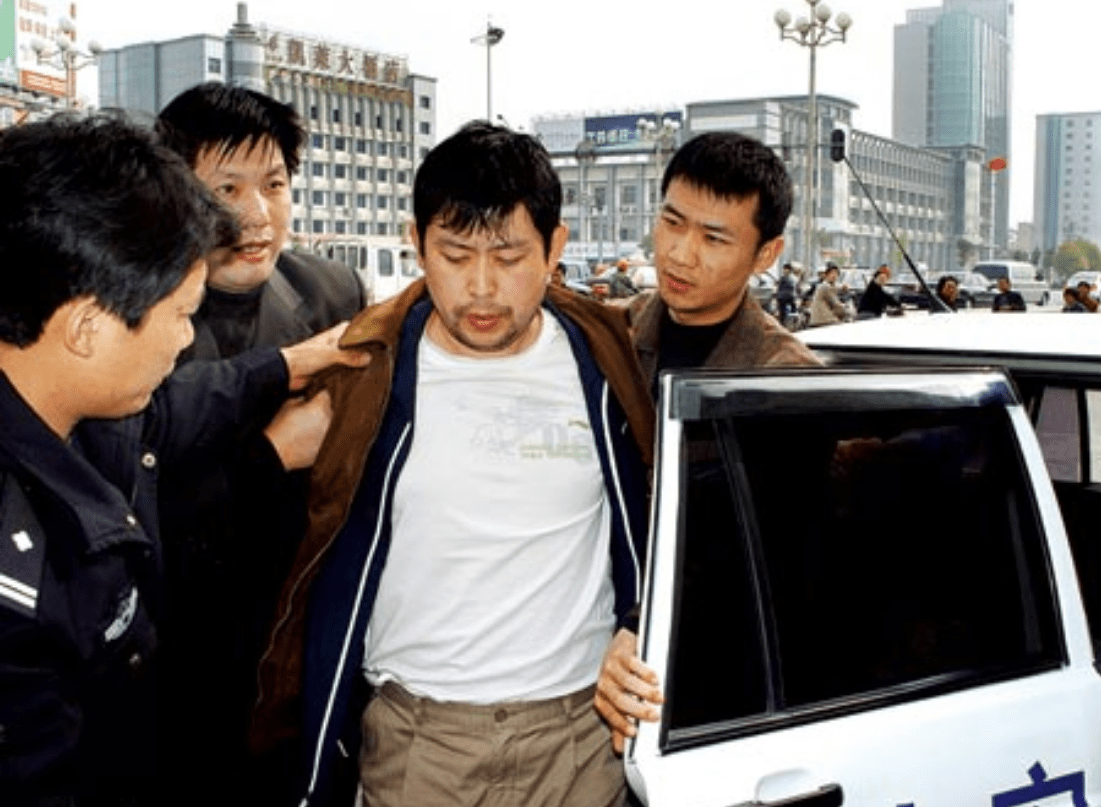 金库新来了一个人,名叫马向景,任晓峰要想继续盗取银行金库,就必须要