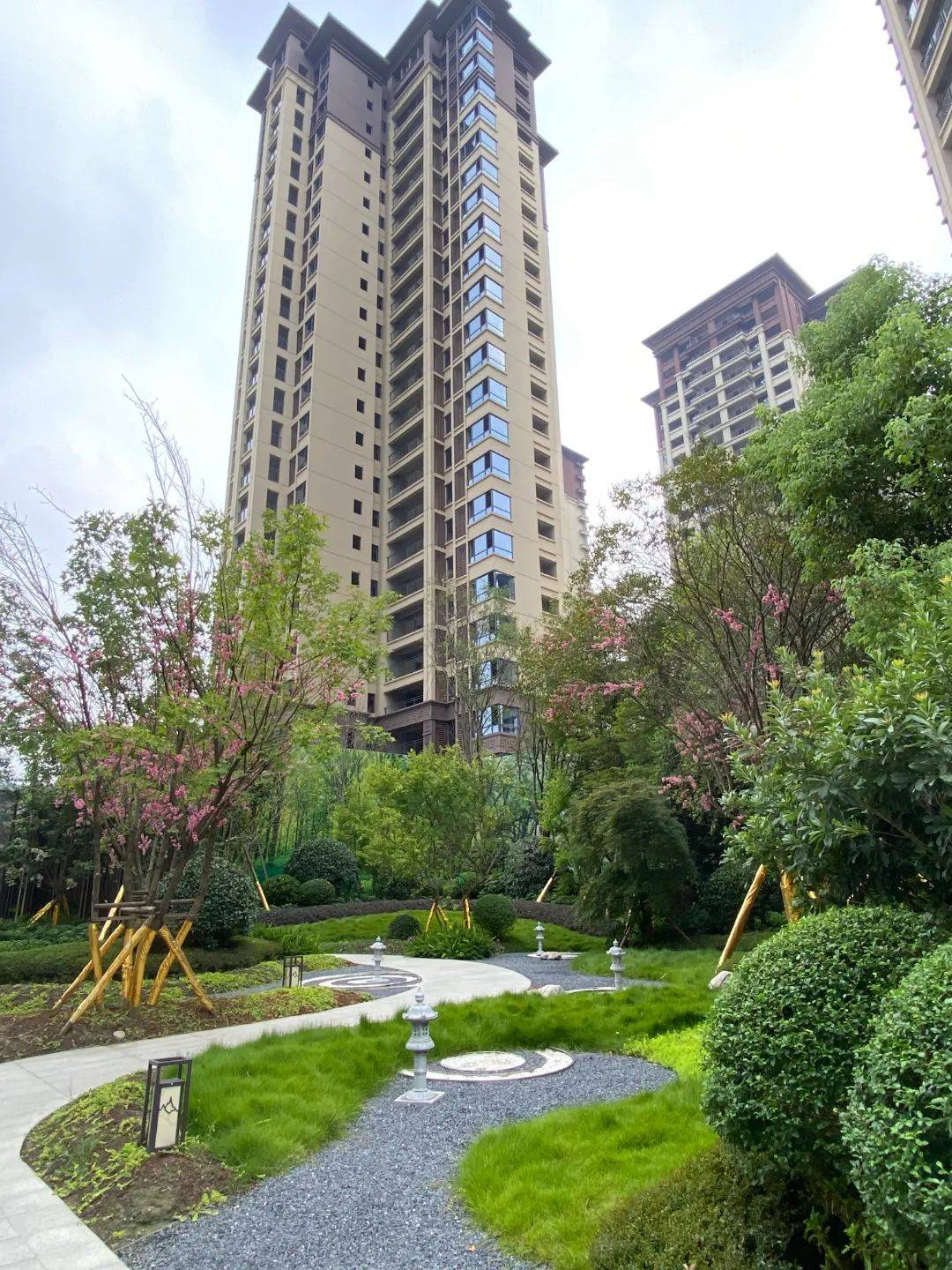 一期中庭实拍翰林锦府一期即将交付使用,交付日期比合同提前一年,可见