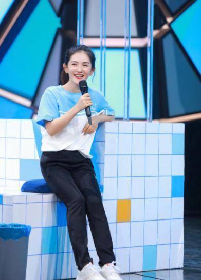 除了快本的录制,谢娜参与主持的另外一档节目同时也在播出,细心的小