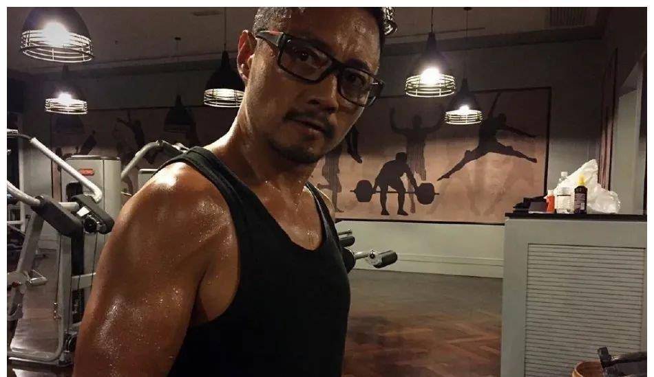 一群白斩鸡身材的小鲜肉,被胡军怒斥:你们不能被称之为男人!