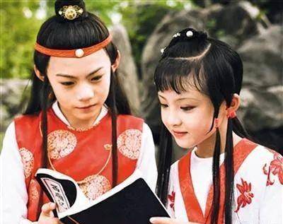 在对《红楼梦》这样的经典进行小戏骨翻拍时,其实"小孩演大剧"是没有