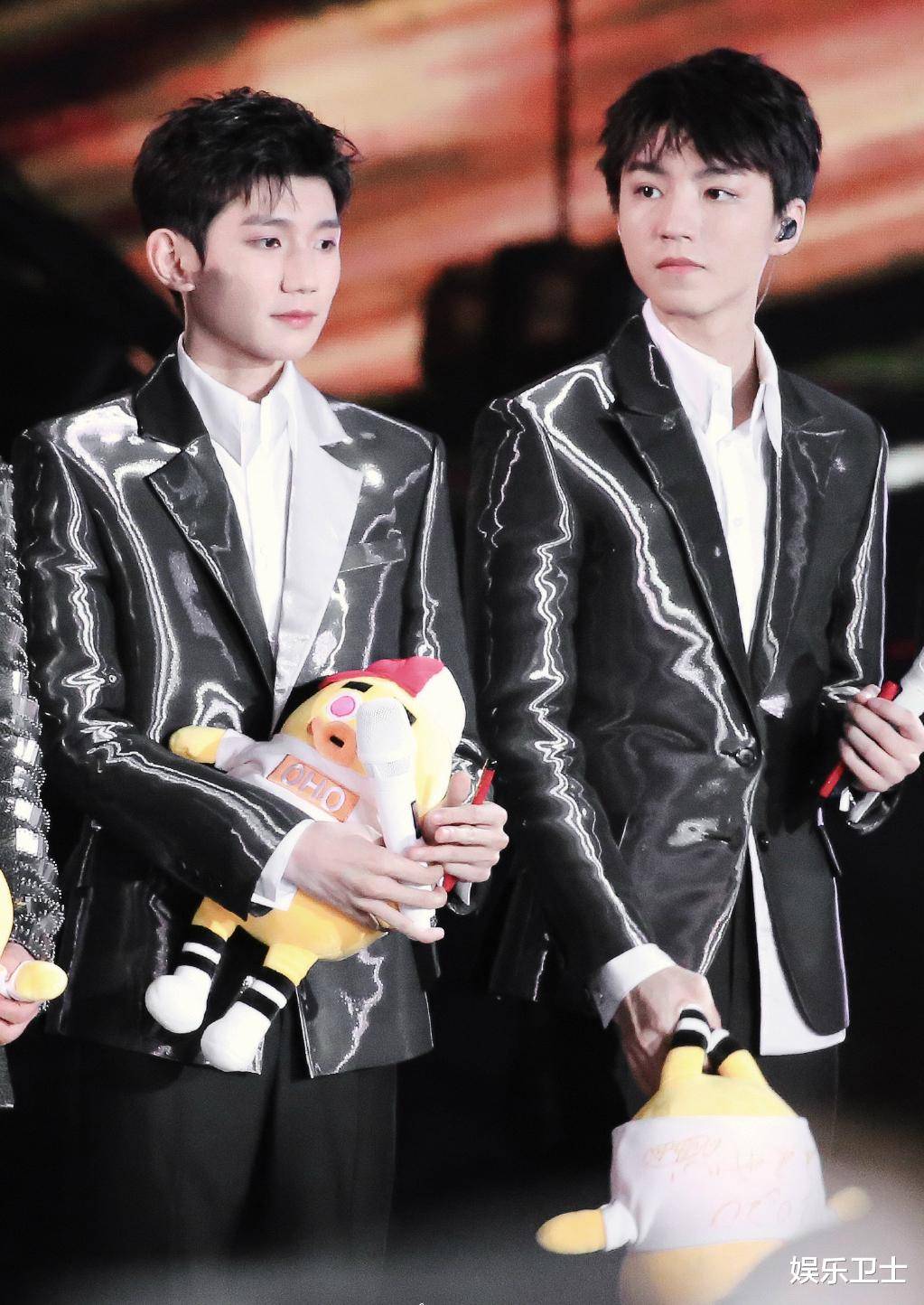 王俊凯王源"夏秋"八周年,cp粉庆祝方式令人震撼,易烊千玺独庆开博七年