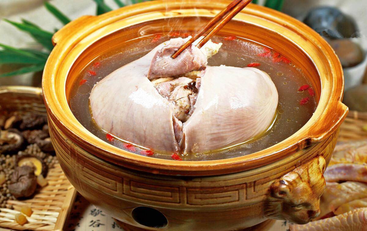 青岛:品尝广东客家美食—猪肚鸡,胡椒味的浓汤温暖了寒冬的胃