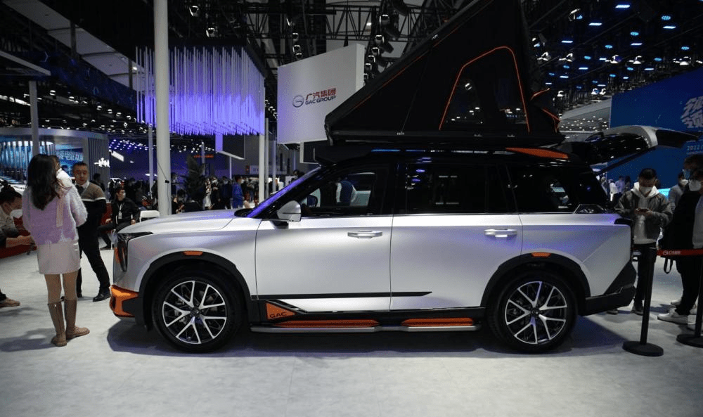 整体都采用了熏黑的配色设计,双拼色的造型还行成了悬浮式的车顶造型