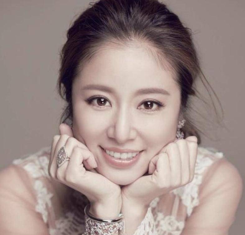 林心如旧照系列再更新,面容青涩露小虎牙,满屏都是年代感_照片_时代