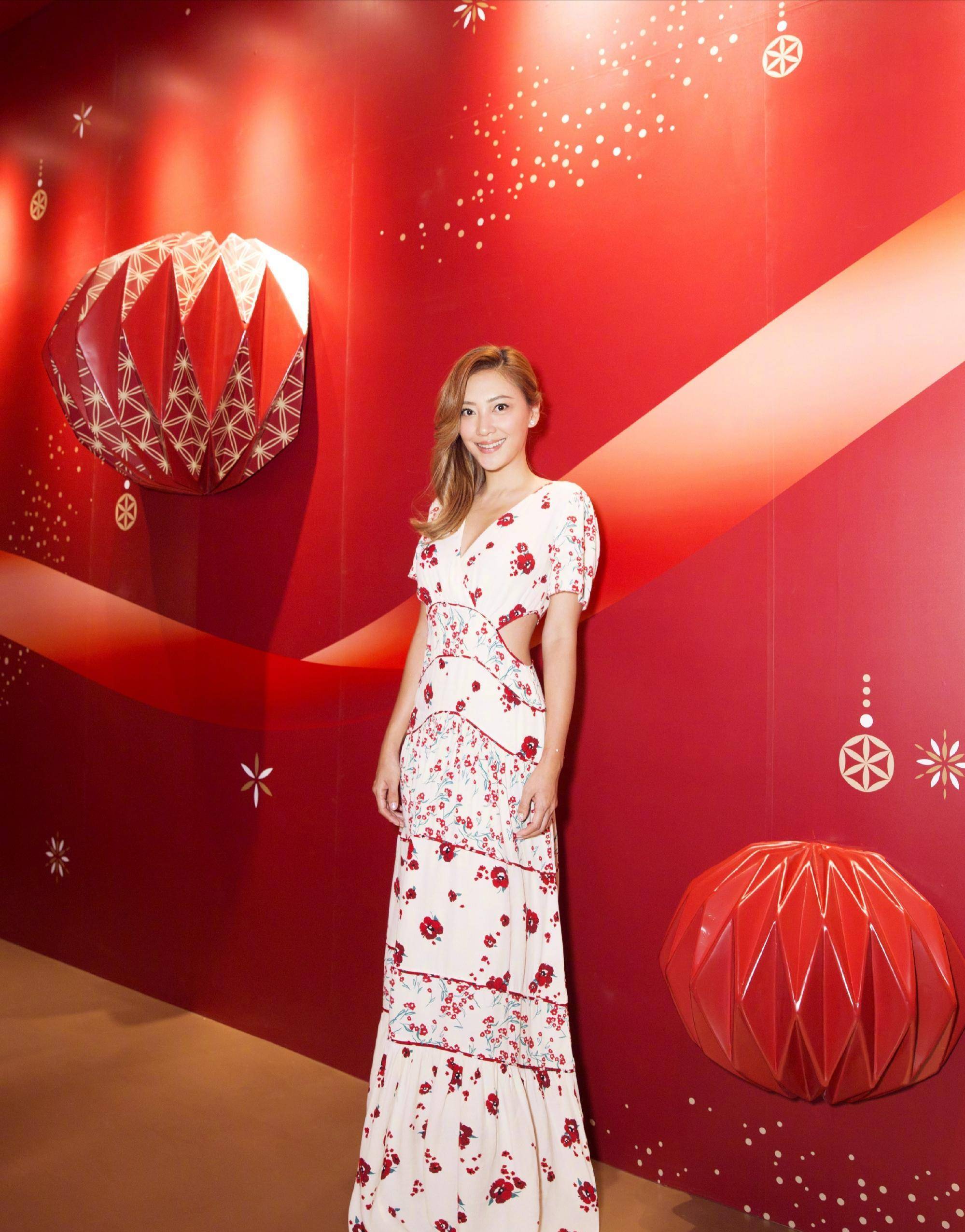 落肩设计的礼服裙来适度露肤打破沉闷,应采儿则是选择了腰间镂空,这样