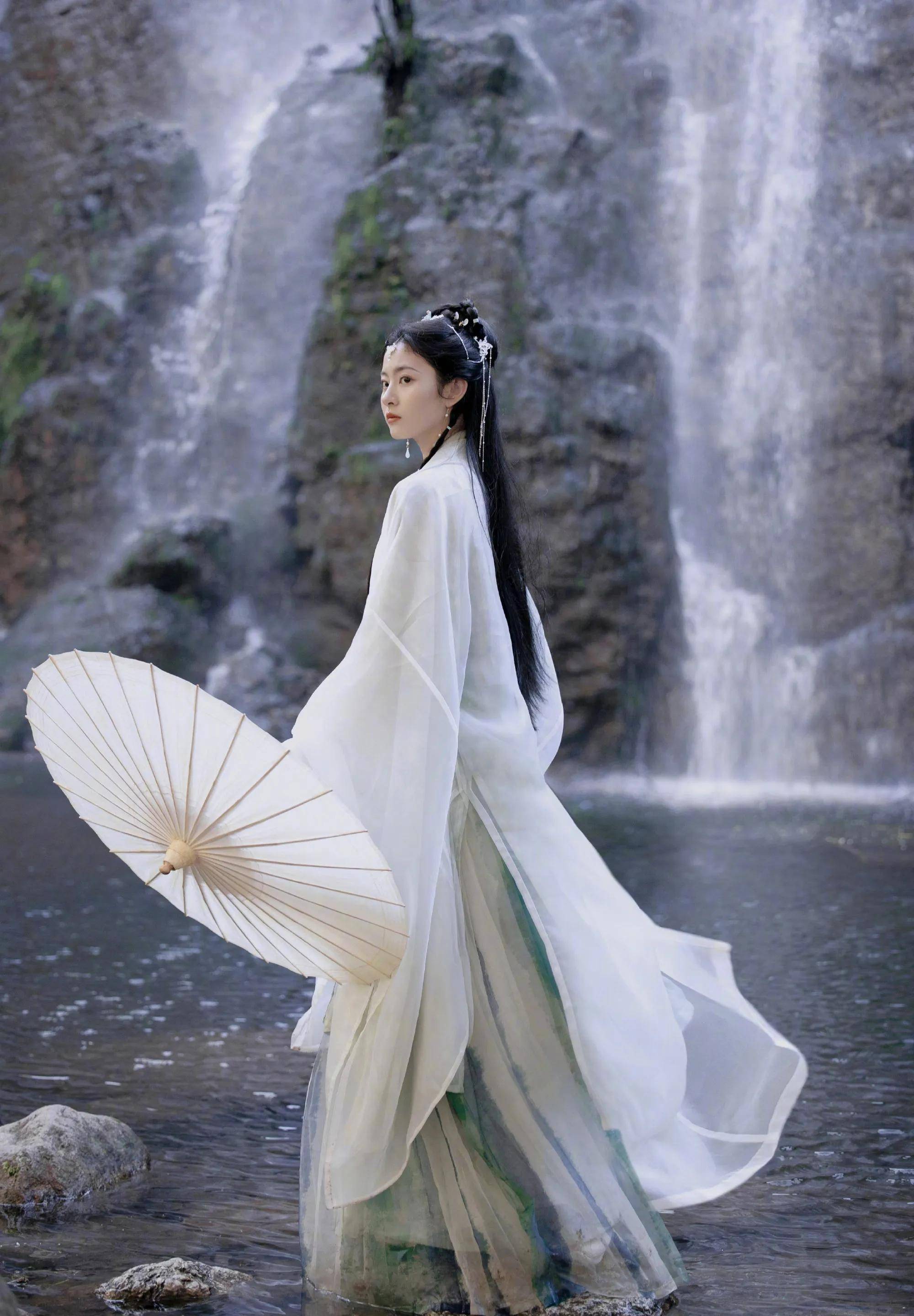 于正晒许凯绯闻女友赵晴古装写真 看了之后只能说辨识度不高 难爆红