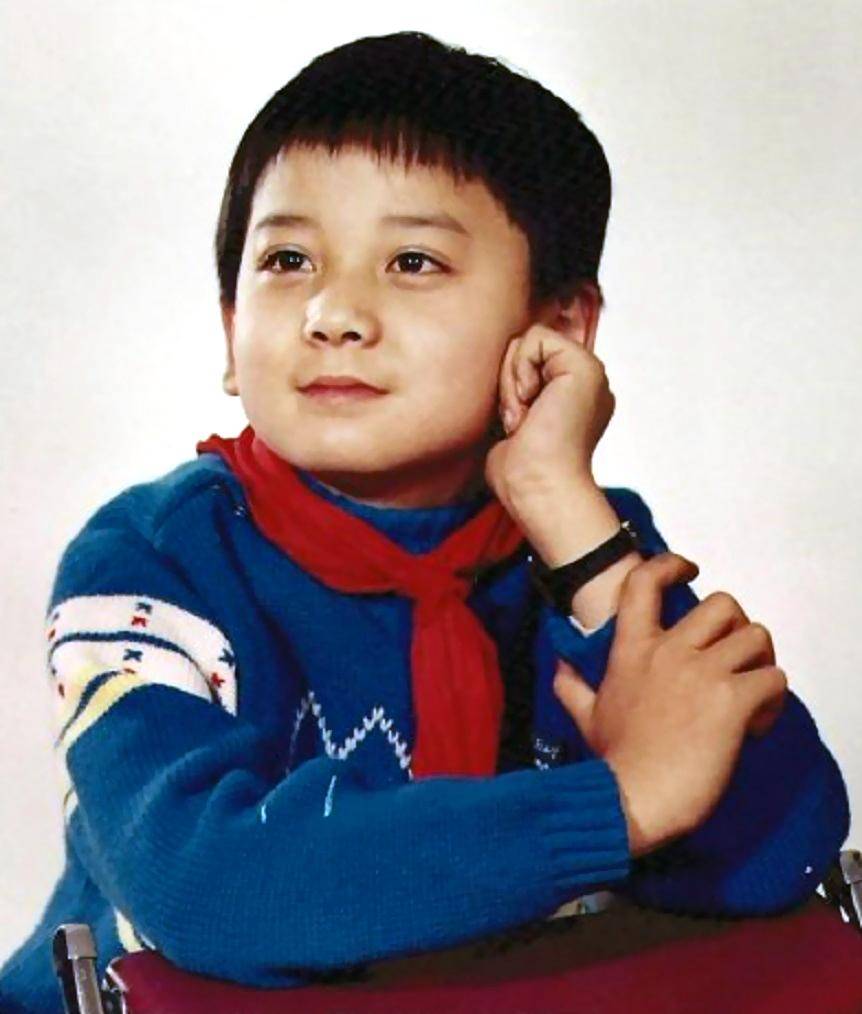 4岁出道,曾是著名小童星,父亲饰《雪山飞狐》福康安