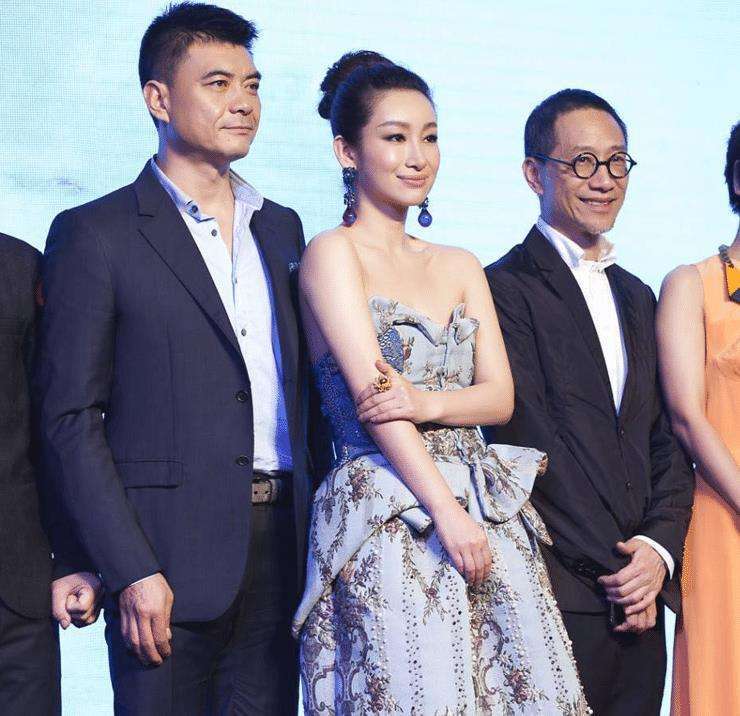 王新军:成名后与妻子分手,二婚娶小7岁秦海璐,今婚姻状况如何_唐静