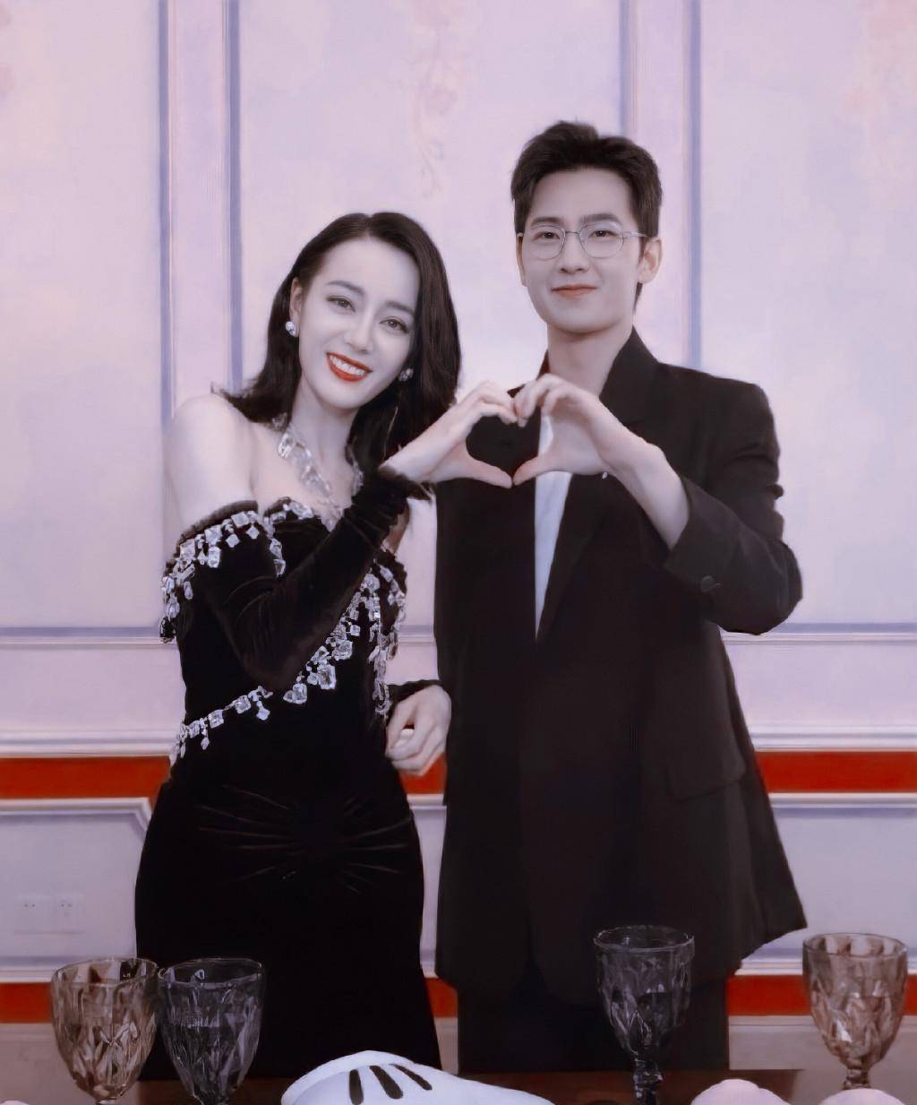 杨洋迪丽热巴同游迪士尼,情侣式游玩堪称七夕典范,回家后还有一波甜蜜