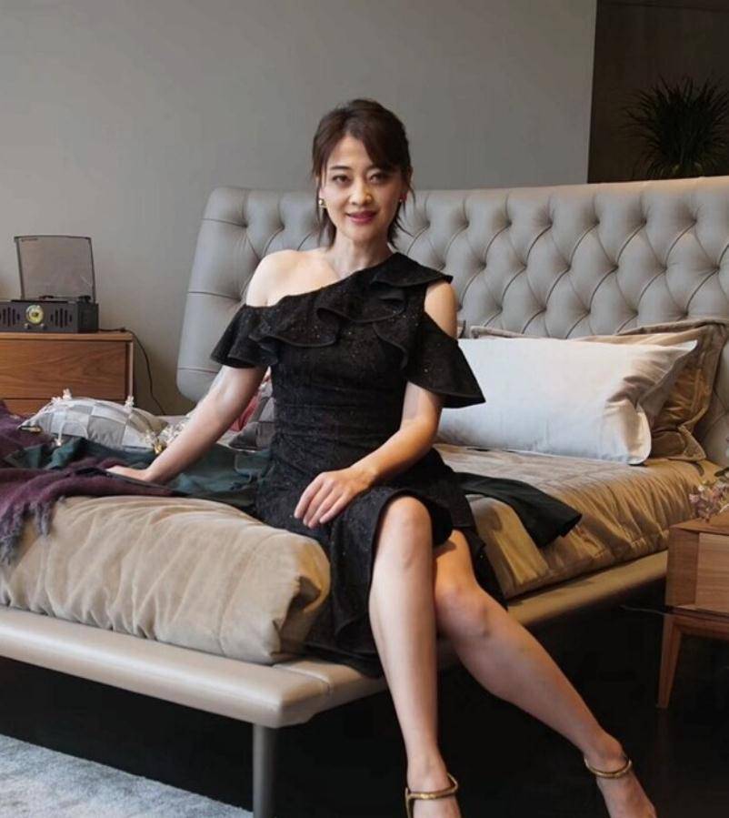 梅婷穿一身黑肌肤雪白,真是年龄越大越有韵味,年近半百美貌不减_款式