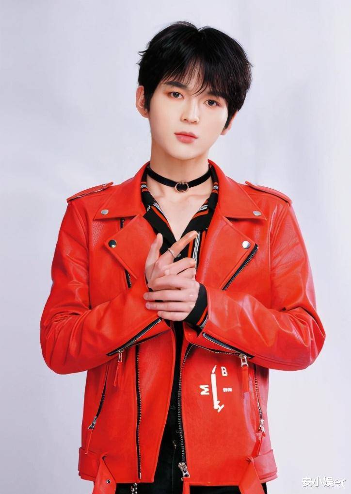 "秀粉"太难,男团c位纷纷出事,继周震南李汶翰后赵品霖又曝恋情_蔡徐坤