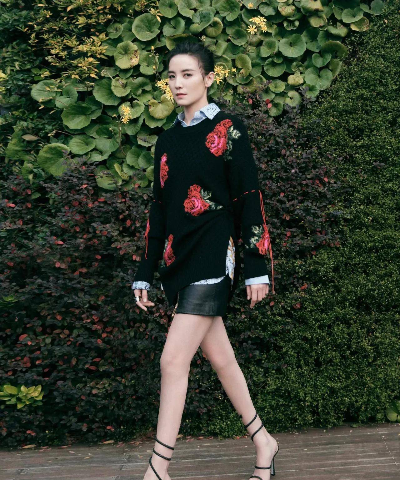 "冰美人"宋佳,一身冰肌玉骨,身着黑色丝绒开叉裙,魅力四射_感觉_柳琴