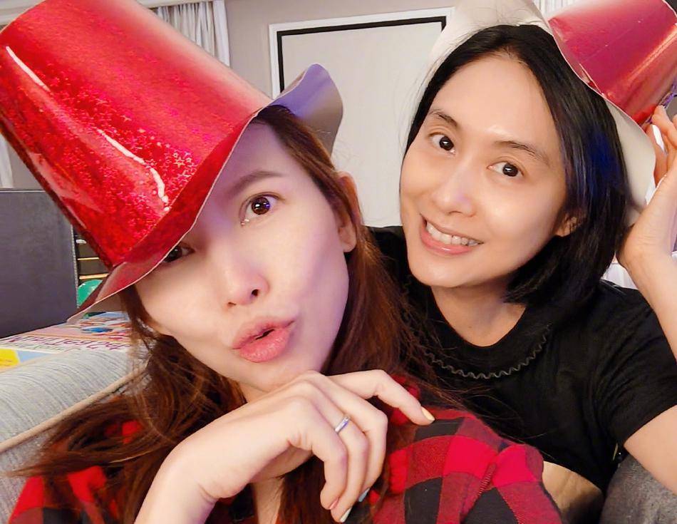 蔡少芬朱茵晒2022年自拍,好闺蜜戴红帽,素颜状态依然"靓爆镜"_造型