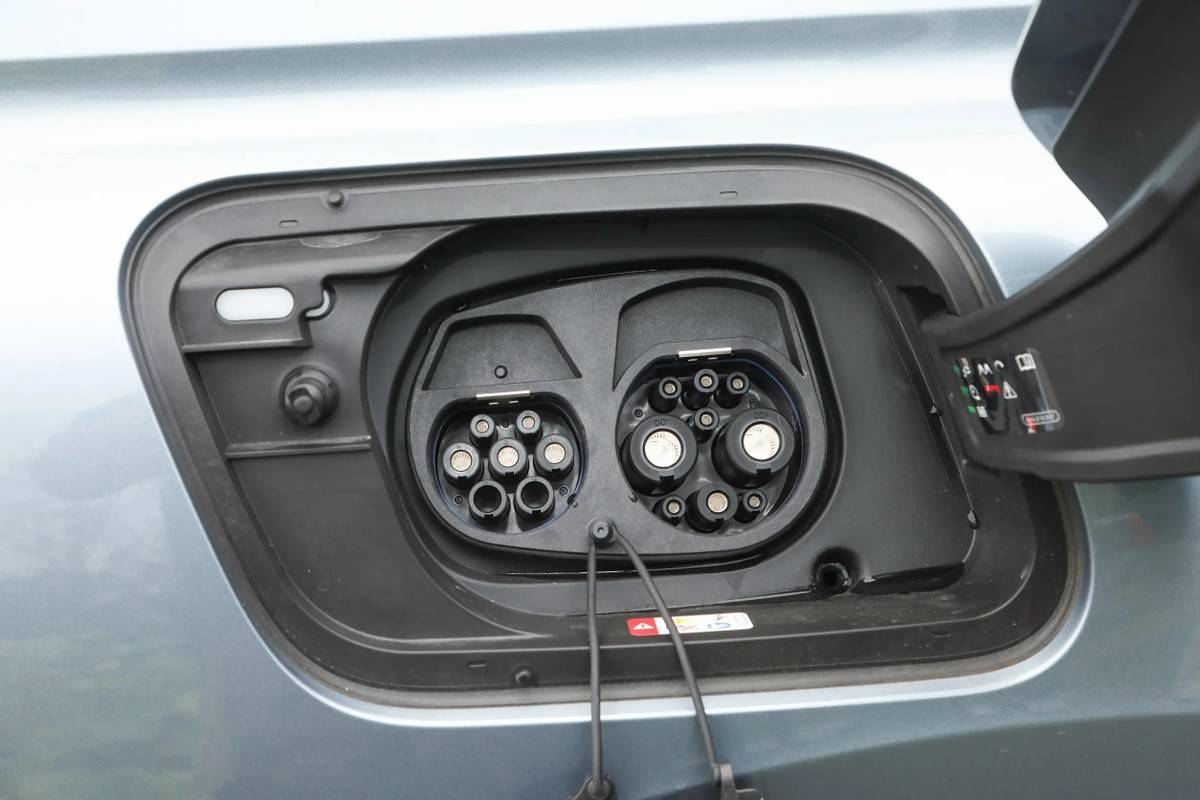 充电方面,奥迪q4 e-tron支持家充和直流快充,如果使用7.