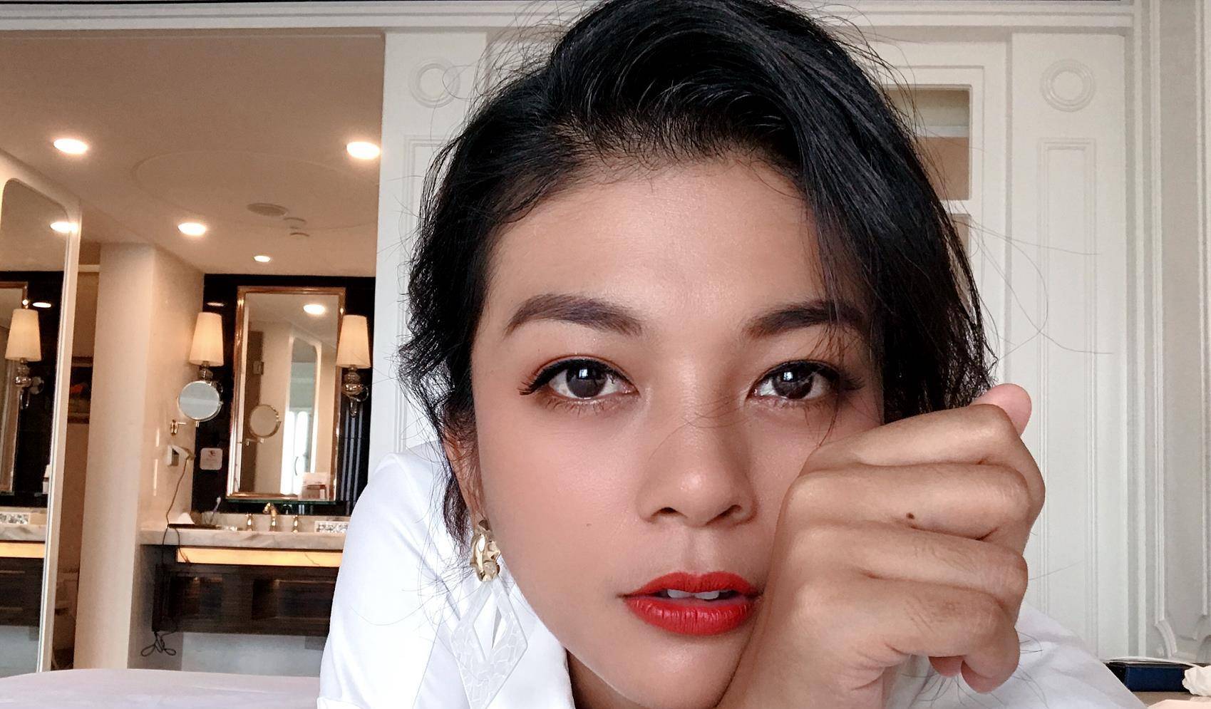 谈莉娜方回应拍照衣服,王六六究竟是谁?