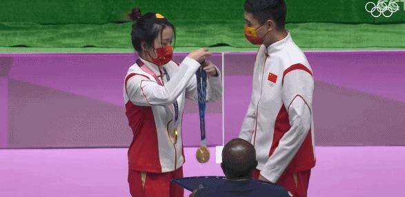 杨倩杨皓然互相戴上金牌,笑容自信,00后第一个多金王_时刻_荣耀_奥运