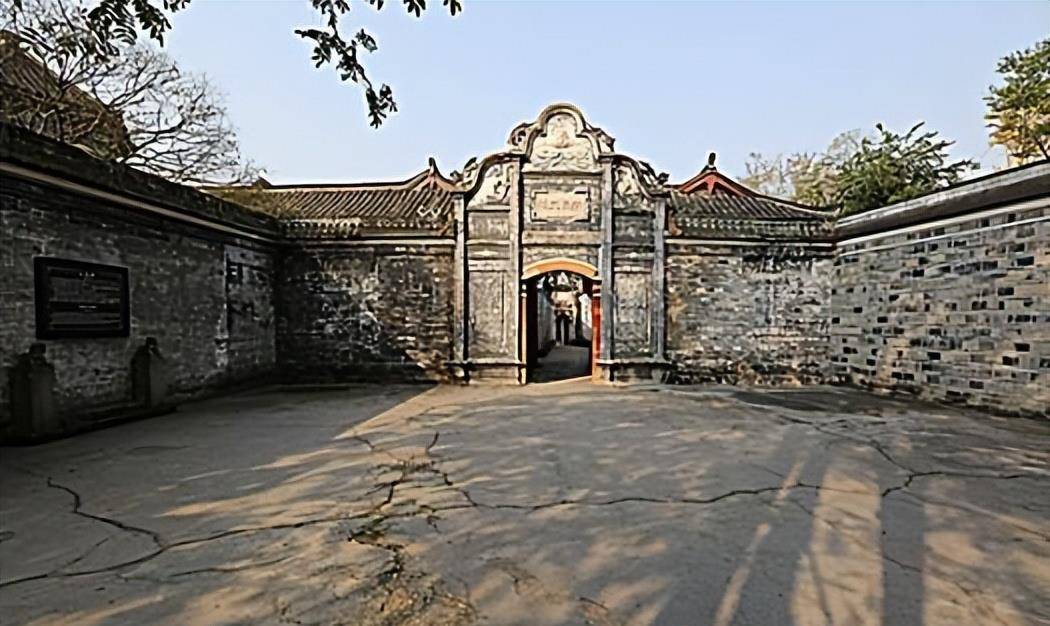 在二刘大战结束后的刘文彩,回到了川西老家——大邑县安仁镇,开始了"