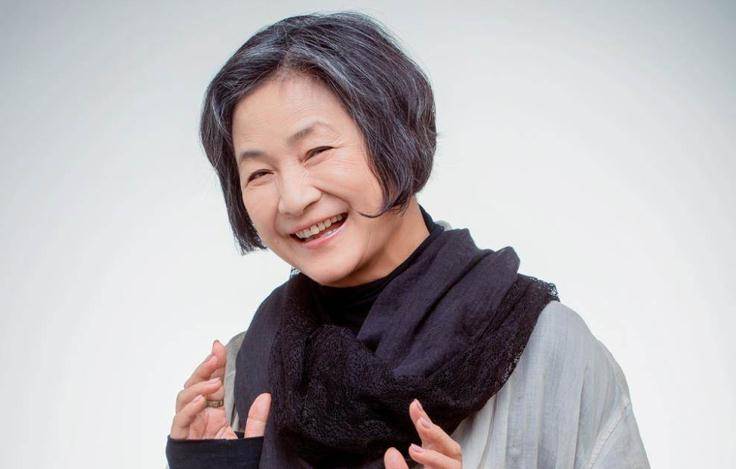 75岁的郑佩佩把自己活成了植物人的模样,生活全靠保姆,如何看?