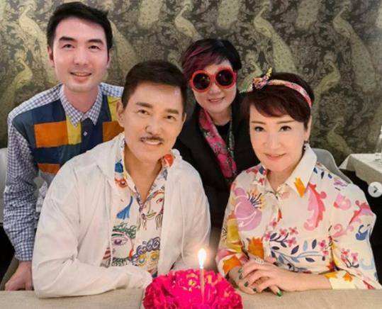 在这张照片中,狄波拉也是为了与小他11岁的丈夫庆祝结婚纪念日江耀城