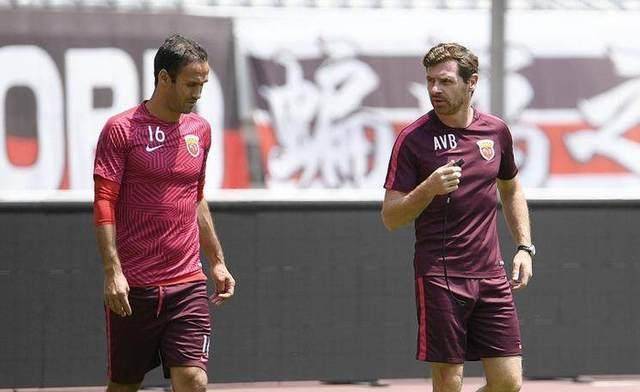 就在上海上港冲击三线冠军的时候,外援卡瓦略却遭到了监禁7个月的牢狱