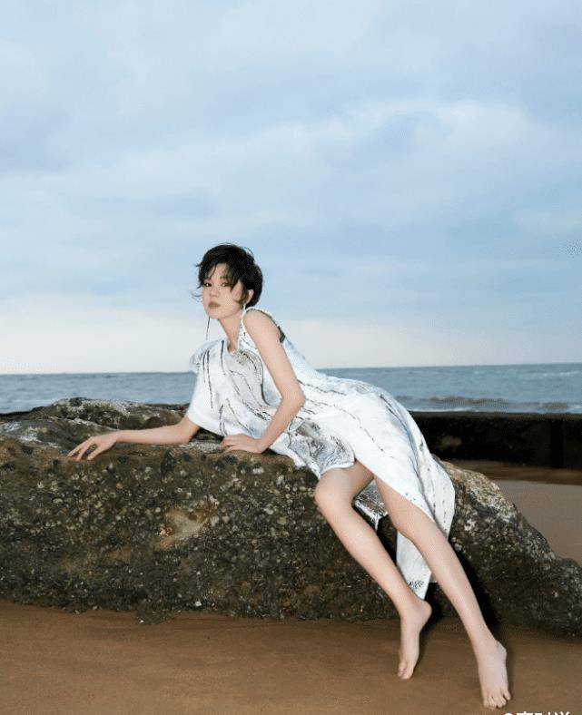 郁可唯挑战高开叉裙,秀出"奶油腿"美成焦点,我p图都不敢这么p_look