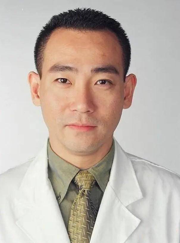 趁热打铁的tvb,让两人在《妙手仁心》中二度合作,依旧大火,剧中男主