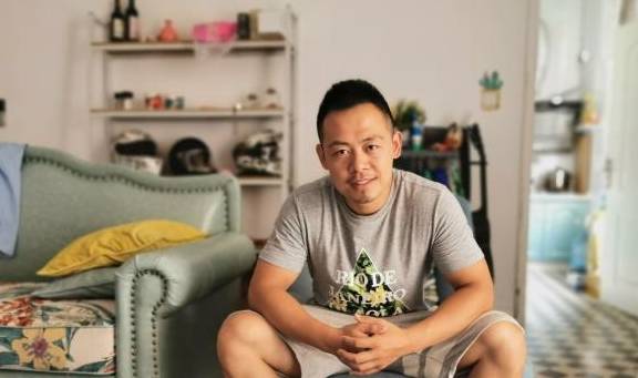 男子发明旱地游泳机获500万网友点赞,3天后悲剧了_张永飞_老婆_视频