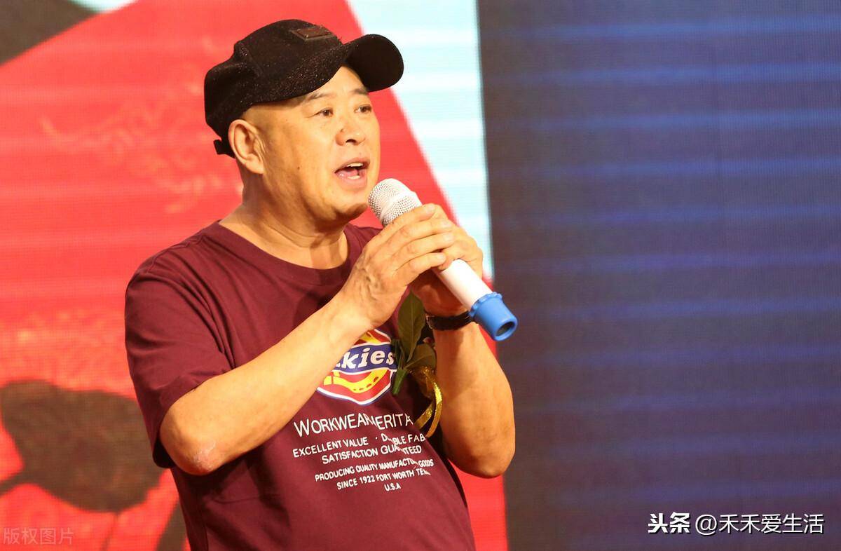 王晓曦:"胡科"的饰演者"看着像杯白开水,品着像瓶五粮液",_赵本山