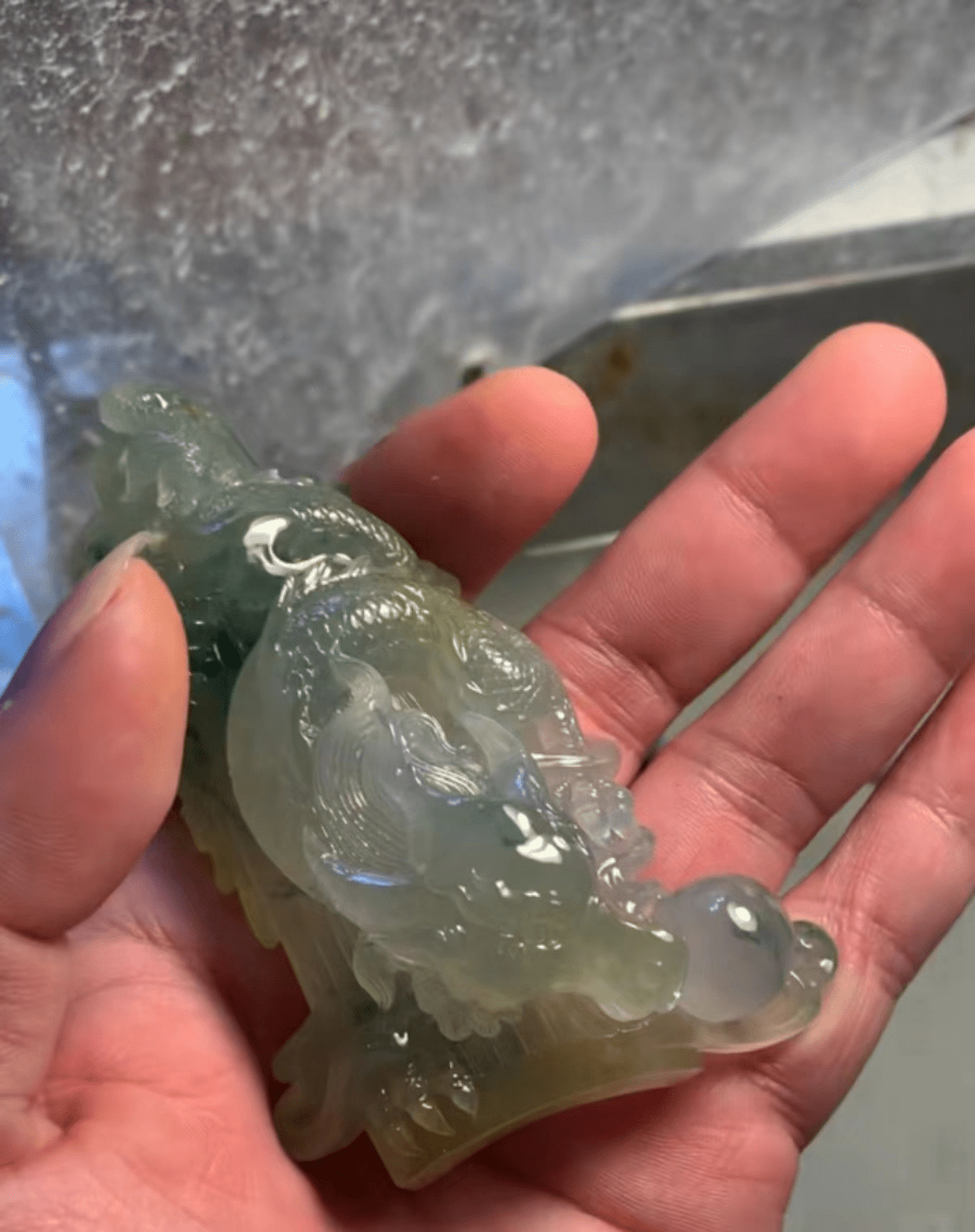 哈轩玉赏|飘蓝花的翡翠料子,如何诠释「囚牛」这个罕见题材?