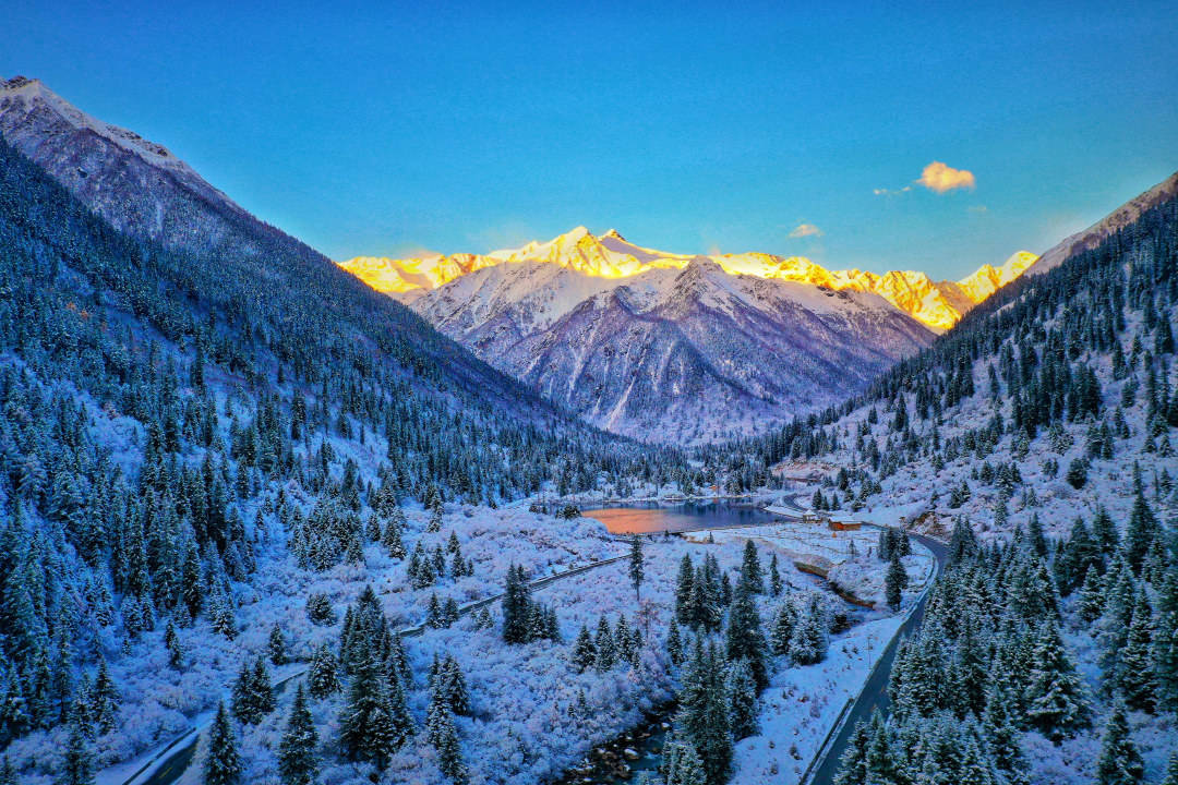 晴天蓝 雪景白