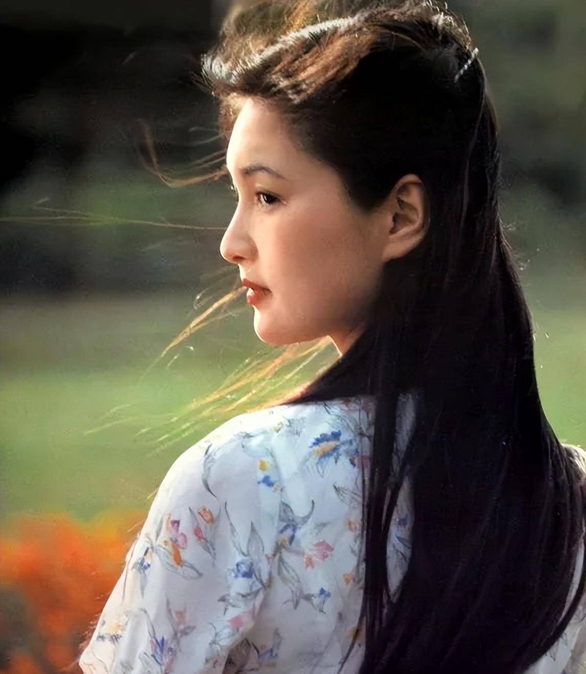 殷亭如结婚后将重心全部放在了家庭身上,她为丈夫生下两个女儿,一家四