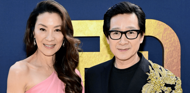 而在另外一个宇宙中,秀莲拒绝了男友,在路上还碰到了歹徒,一路拜师学