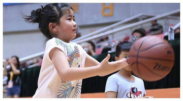 姚明一家3口久违现身,12岁女儿身高已超1米9_姚沁蕾_篮球_网友