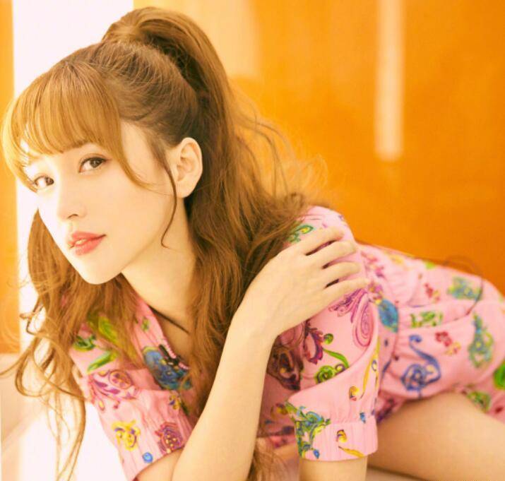 金莎为拉票演唱新歌被质疑抄袭《胧月》《乘风破浪的姐姐》五公三团